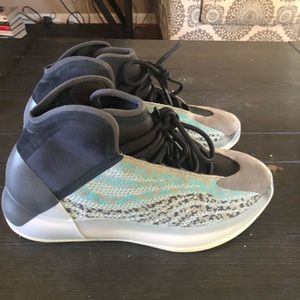 Yeezy QNTM men’s she’s shoes. Worn twice. Size 10.5.